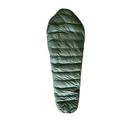 Sacos de dormir de terileno verde para una experiencia de campamento al aire libre sin problemas