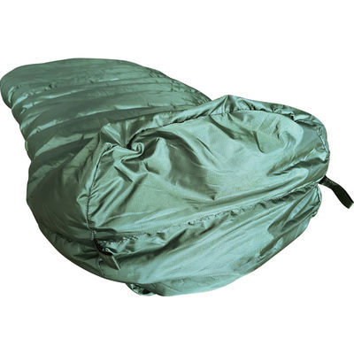 Sacos de dormir de terileno verde para una experiencia de campamento al aire libre sin problemas