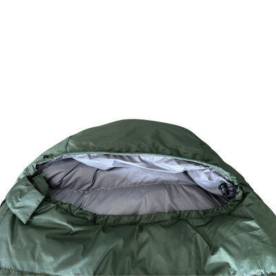Sacos de dormir de terileno verde para una experiencia de campamento al aire libre sin problemas