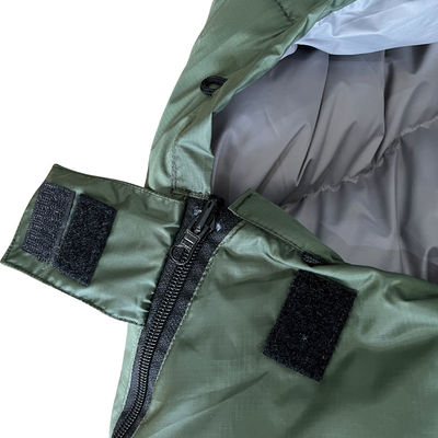 Sacos de dormir de terileno verde para una experiencia de campamento al aire libre sin problemas
