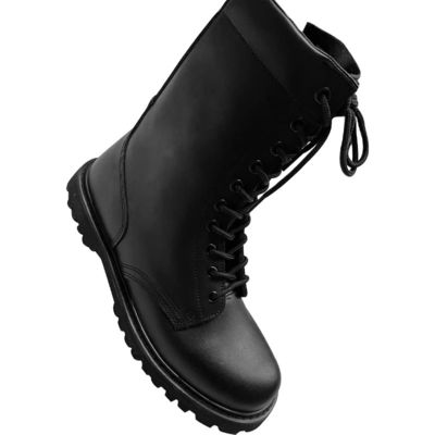 Las actividades al aire libre se hacen cómodas con botas de cuero negro resistentes al aceite para hombres