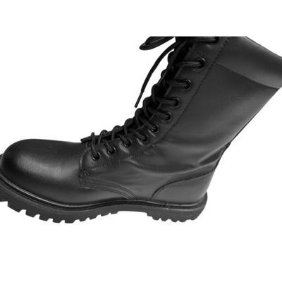 Las actividades al aire libre se hacen cómodas con botas de cuero negro resistentes al aceite para hombres