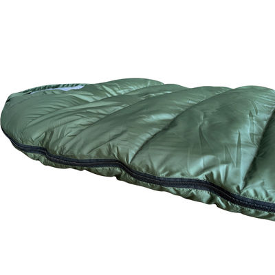GOOSE DOWN llenando el saco de dormir de campamento con diseño impermeable y saco de compresión