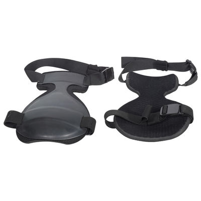 Un par americano de rodilleras negras y marrones para protegerse en el exterior.