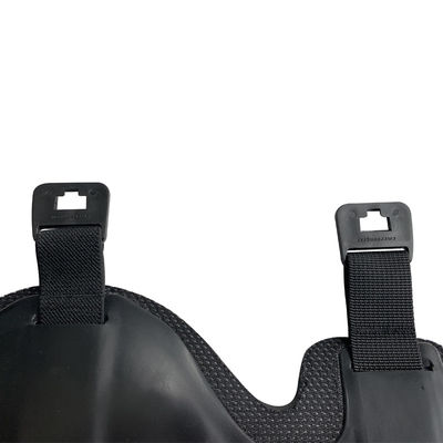 Un par americano de rodilleras negras y marrones para protegerse en el exterior.