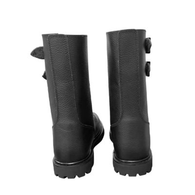 En el otoño, los hombres usan botas de cuero negro de piel de vaca con suela exterior de caucho.