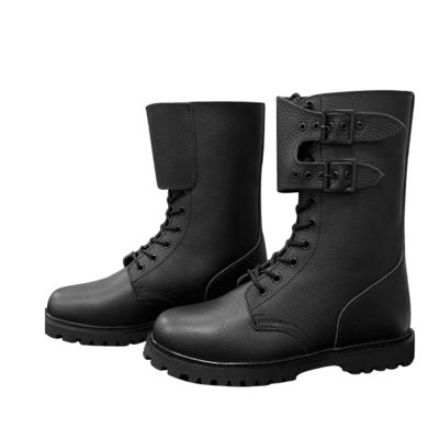 En el otoño, los hombres usan botas de cuero negro de piel de vaca con suela exterior de caucho.