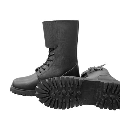 En el otoño, los hombres usan botas de cuero negro de piel de vaca con suela exterior de caucho.
