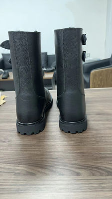 En el otoño, los hombres usan botas de cuero negro de piel de vaca con suela exterior de caucho.