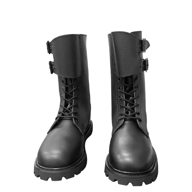 En el otoño, los hombres usan botas de cuero negro de piel de vaca con suela exterior de caucho.